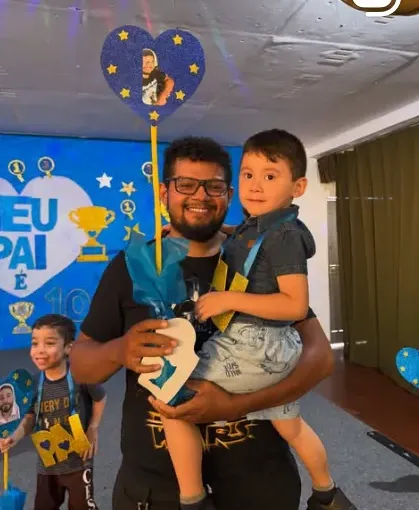 Pai e filho na comemoração do Dia dos Pais na escola