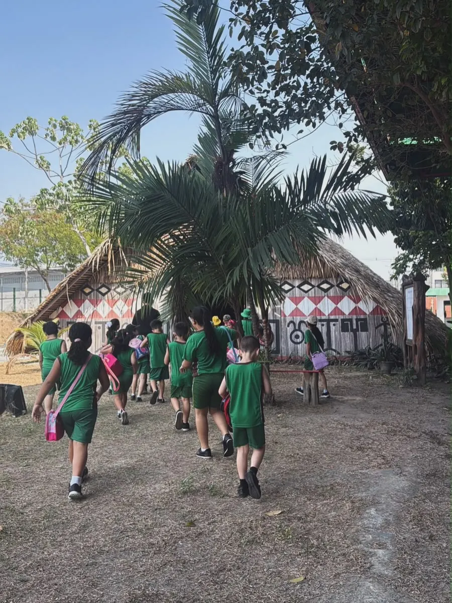 Alunos do CESF em aula de campo, chegando a uma maloca indígena